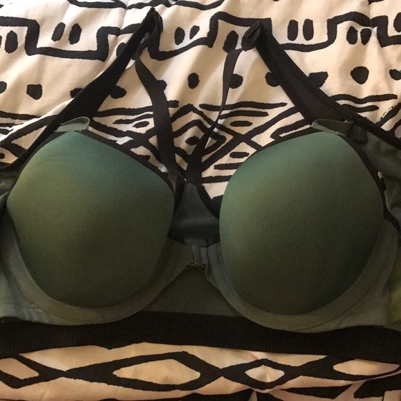 Never Used Victoria's Secret 32D Sports Bra - Picture 2 of 4